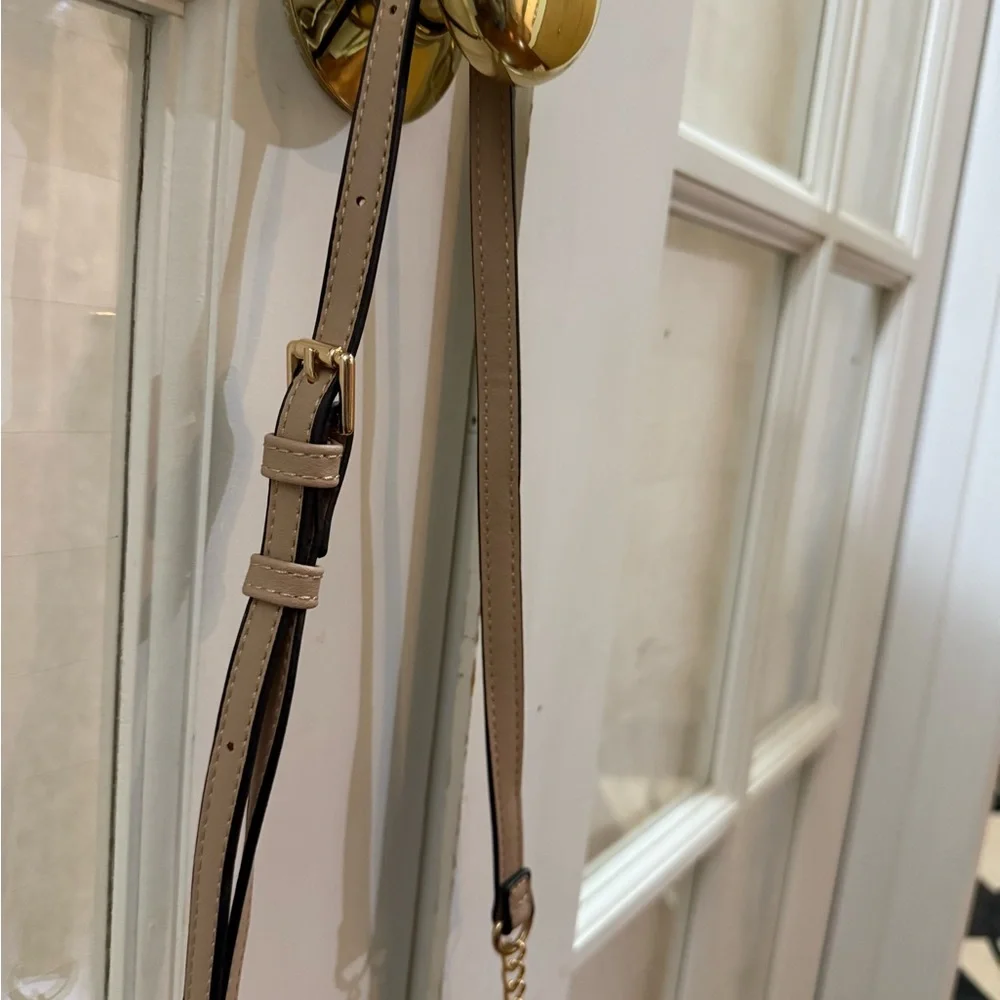 Elegant Beige Crossbody Bag - Picture 8 of 8